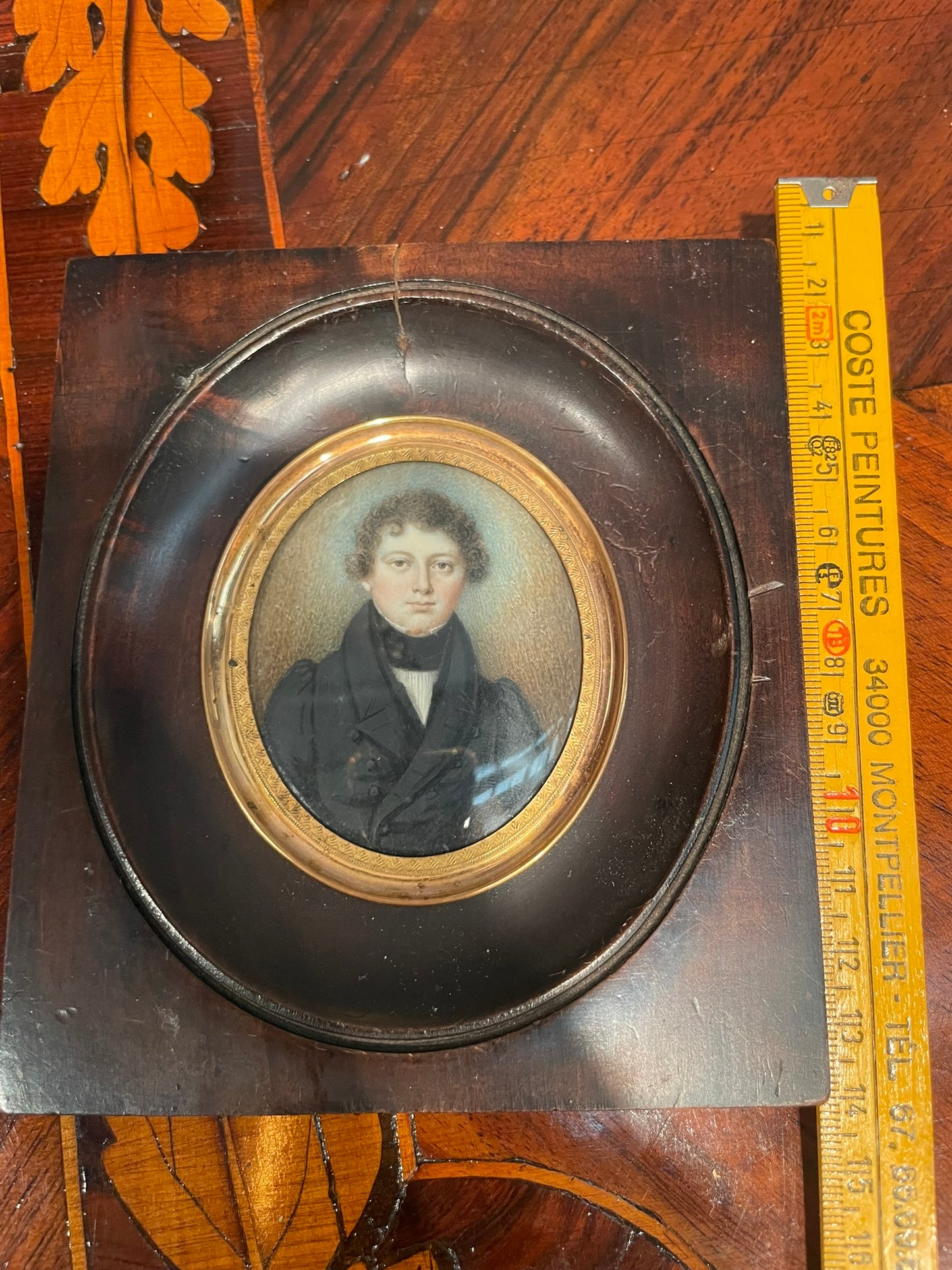 Ritratto miniatura di giovane uomo, circa 1830, con redingote e cravatta nera alta