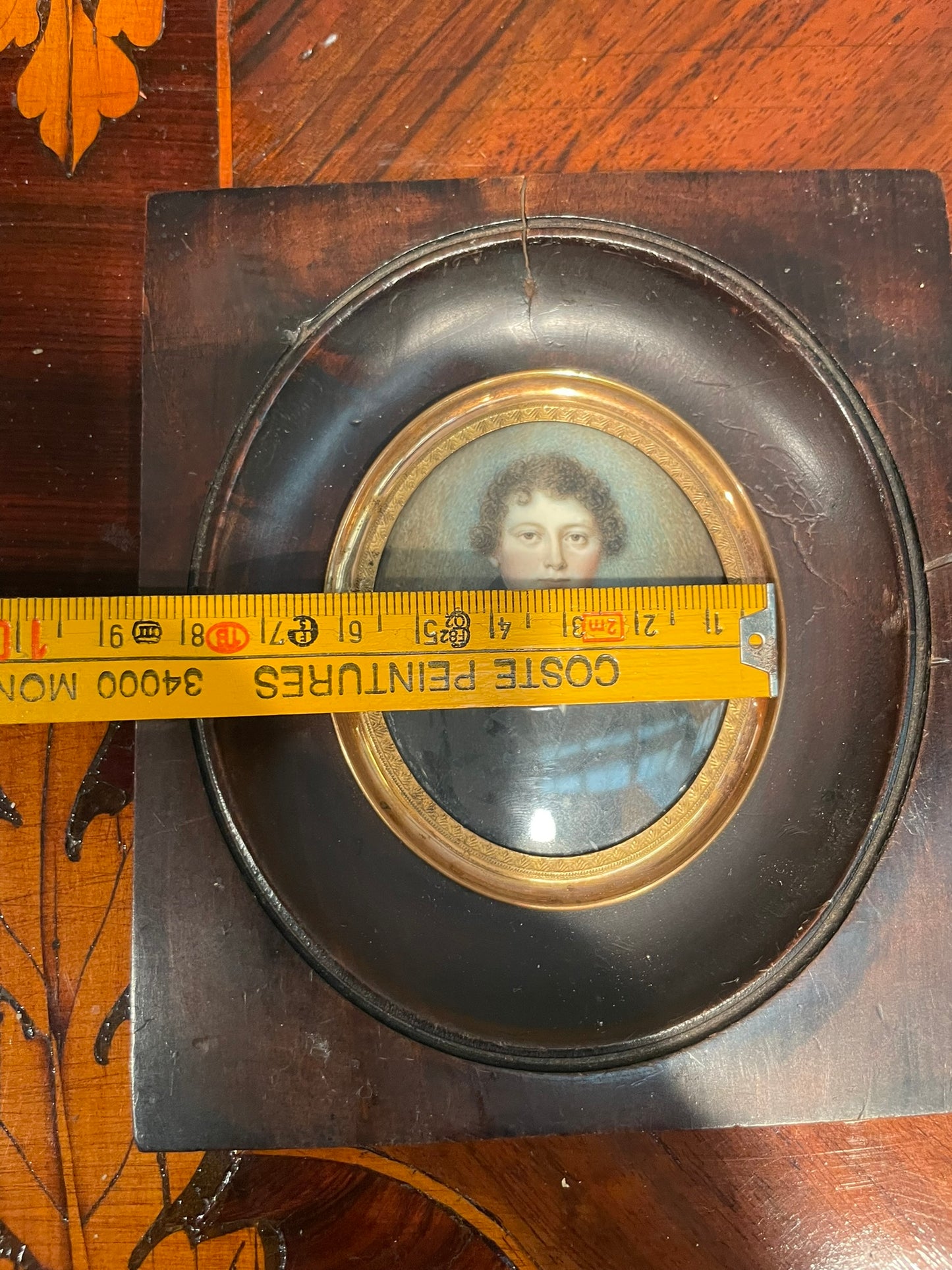 Ritratto miniatura di giovane uomo, circa 1830, con redingote e cravatta nera alta