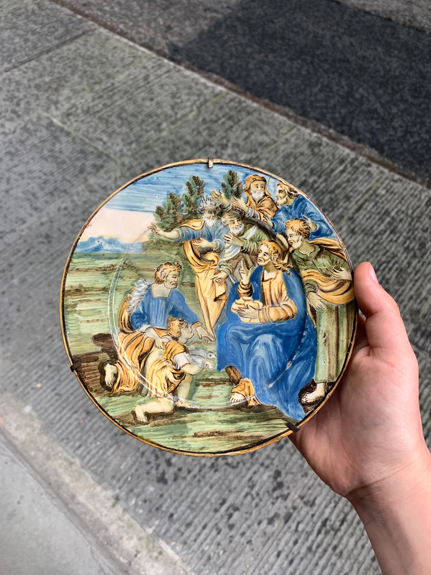 Castelli d'Abruzzo. Maiolica, dish with the miracle of the loaves and fishes, mid-18th century