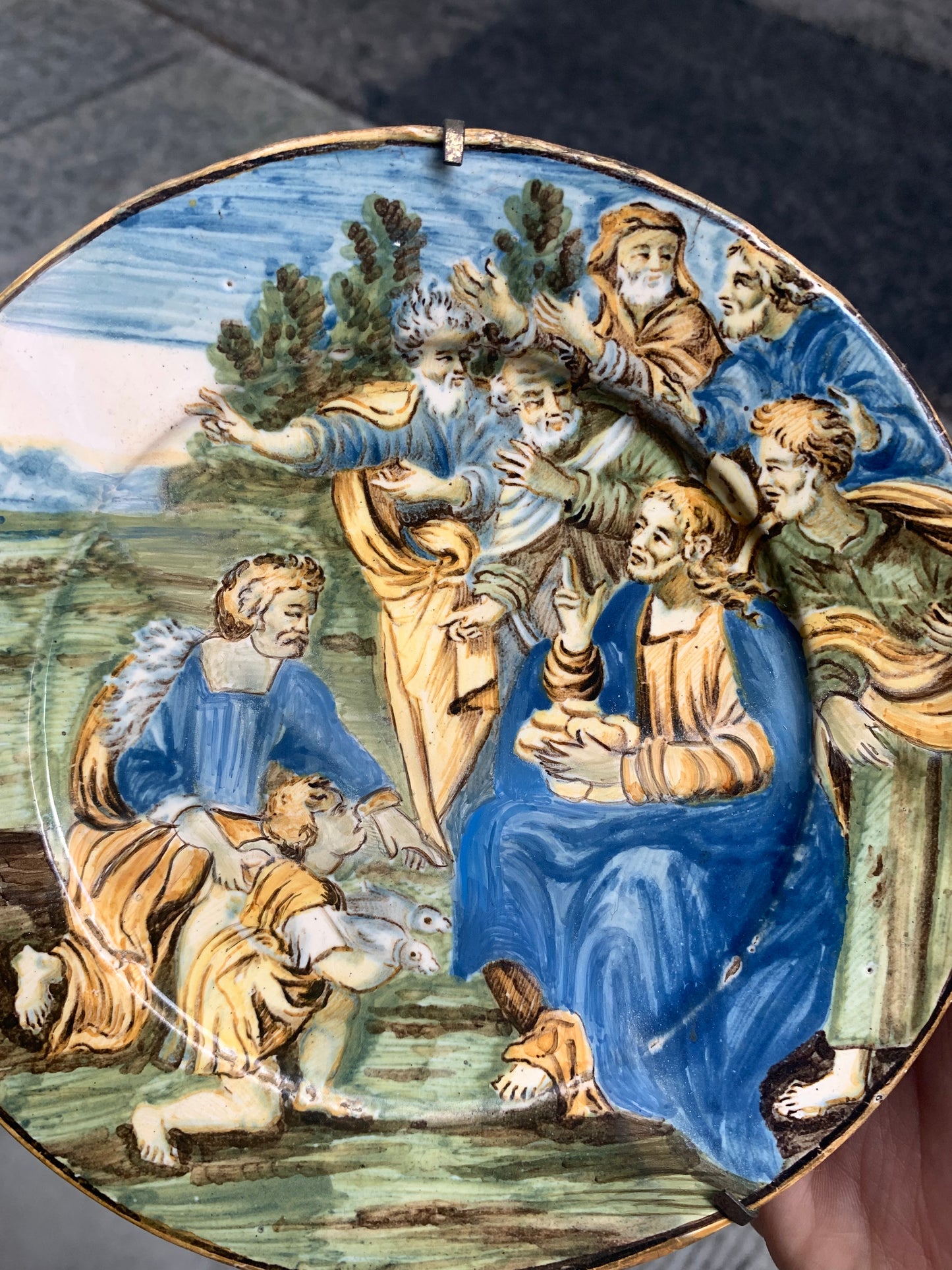 Castelli d'Abruzzo. Maiolica, dish with the miracle of the loaves and fishes, mid-18th century