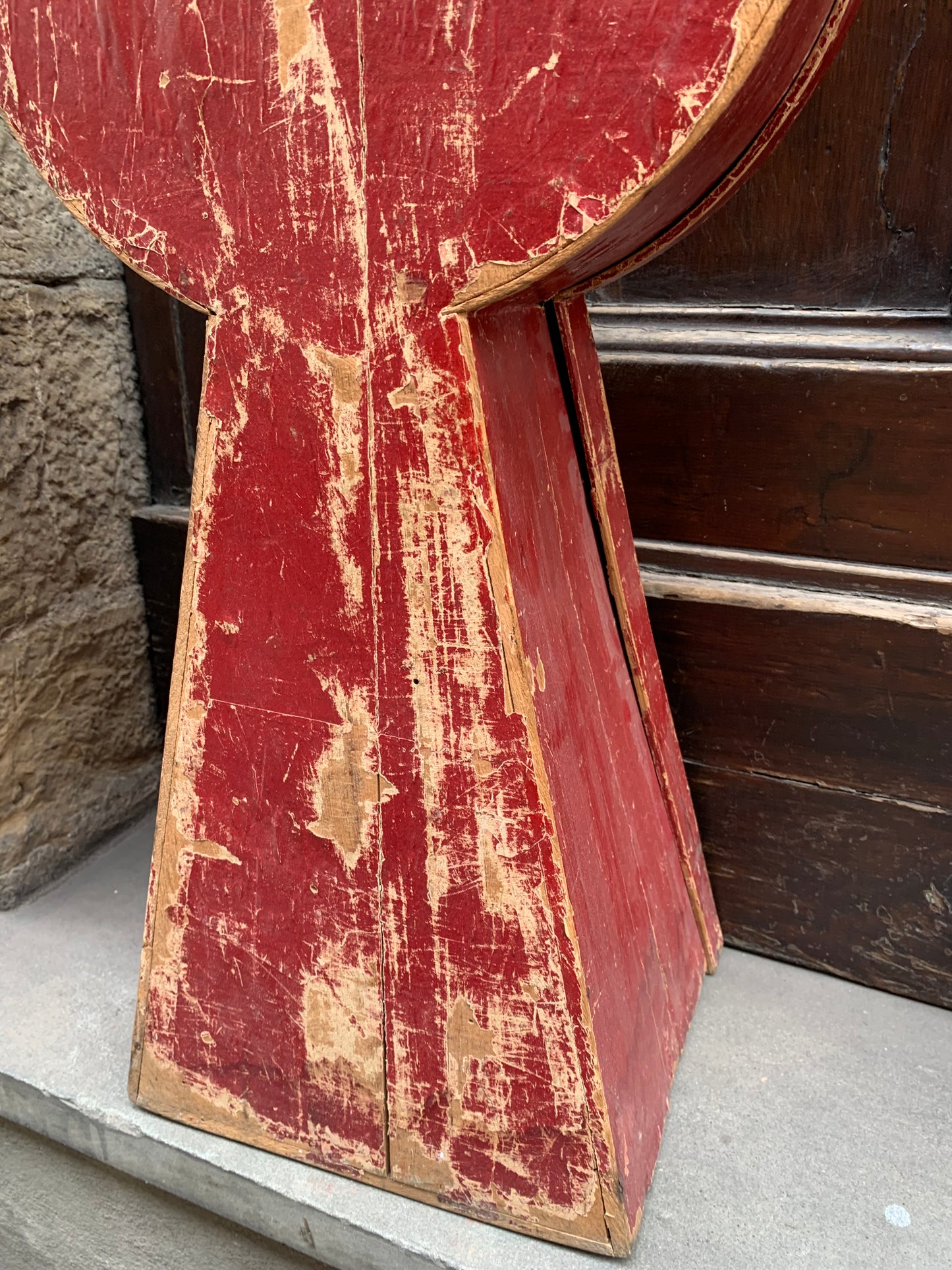 Antique case for a large object in wood and paper.